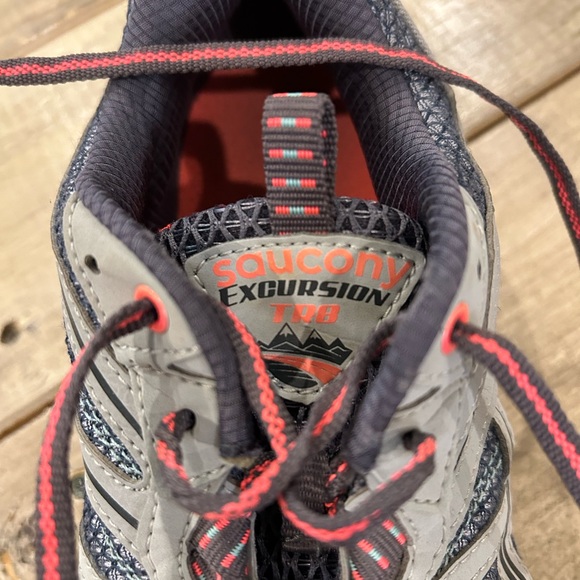 Saucony Gray and hot pink Trail Shoes with Green Sole - Picture 2 of 4